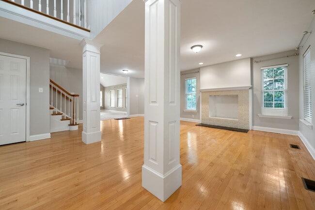 Photo - 3 bed, 3.5 bath with expansive deck and fe... House