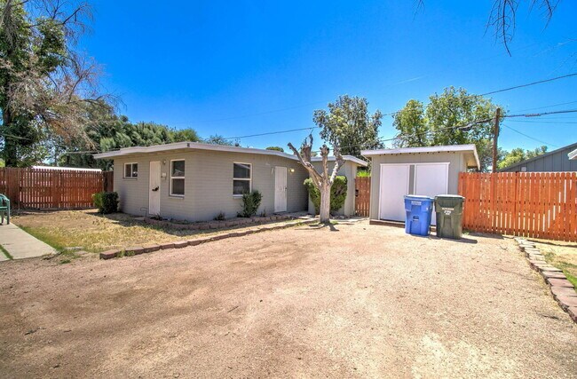 Building Photo - 2133 W Morten Ave