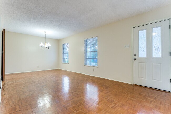 Foto del edificio - CHARMING 4-BEDROOM HOME IN OAK GROVE ESTATES