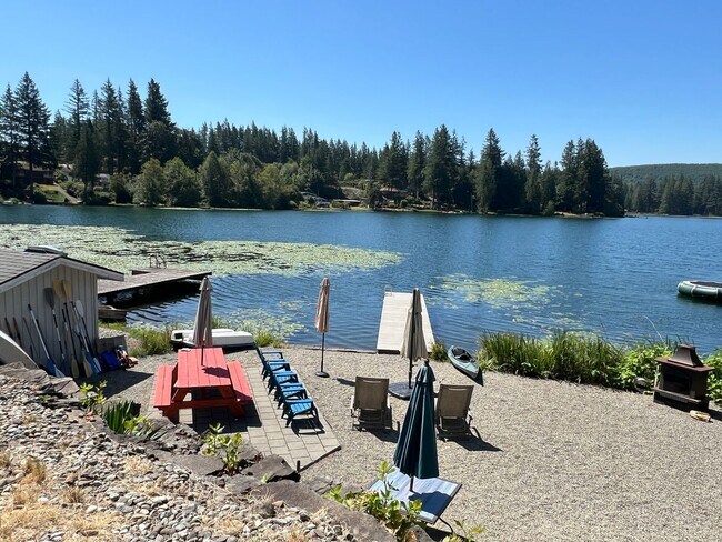 Building Photo - Remodeled with Lake Retreat Views!