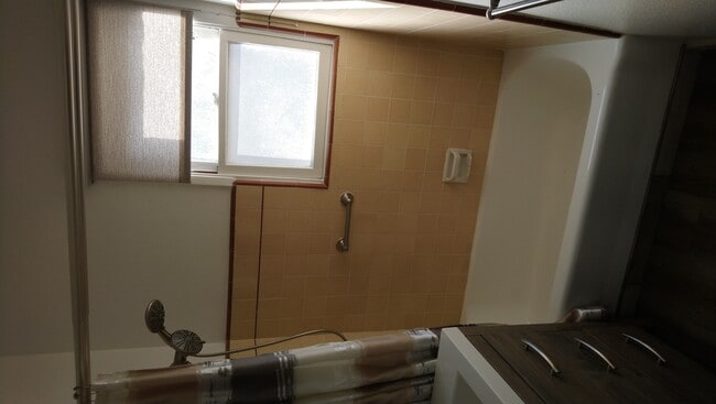 BATHROOM TUB - 738 Hill St