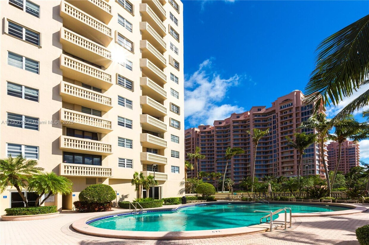 Foto principal - 90 Edgewater Dr