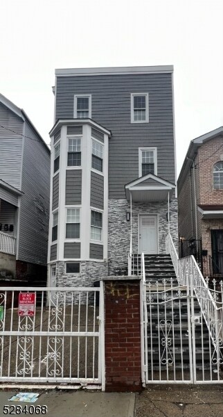 Primary Photo - 218 N 6th St
