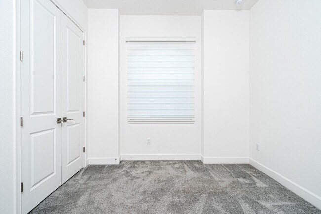 Foto del edificio - Luxurious Solar Powered 4 Bedroom, 3 Bath Waterfront Home with office & Upgrades Galore!