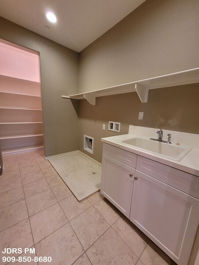 Foto del edificio - Chino 4 Bedroom Home