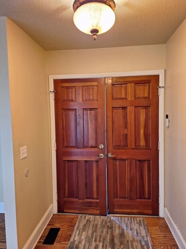 Building Photo - Beautiful 3BD/3BA Basement Rancher with 2 car garage in West Knoxville