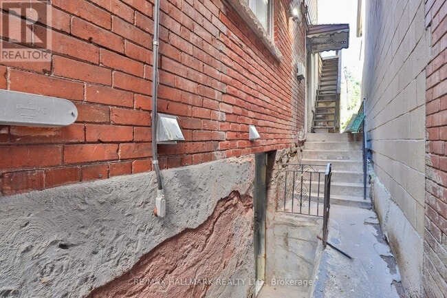 Building Photo - 880 College St