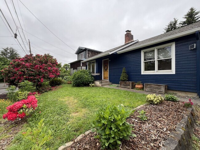 Foto del edificio - Cozy Single-Level Home with Hardwood Flooring, Washer/Dryer & Detached Garage