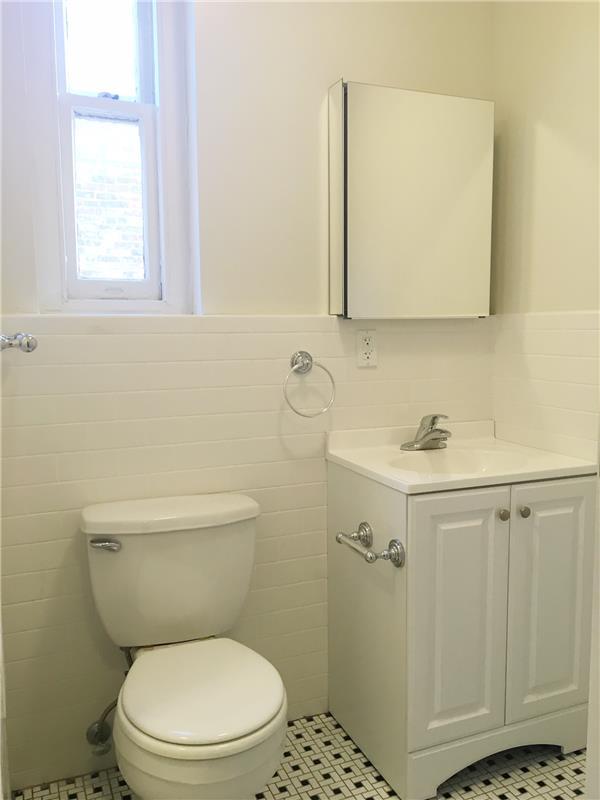 Foto del edificio - 423 E 64th St