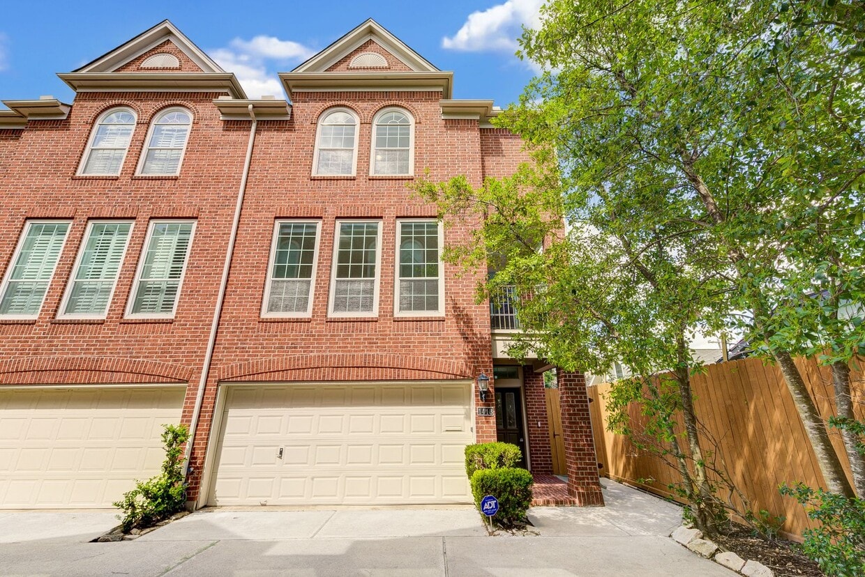 3 bed, 3/1 bath updated townhome in the he... - 3 bed, 3/1 bath updated townhome in the he...