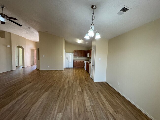 Building Photo - 3 bed 2 bath home in Huning Ranch!