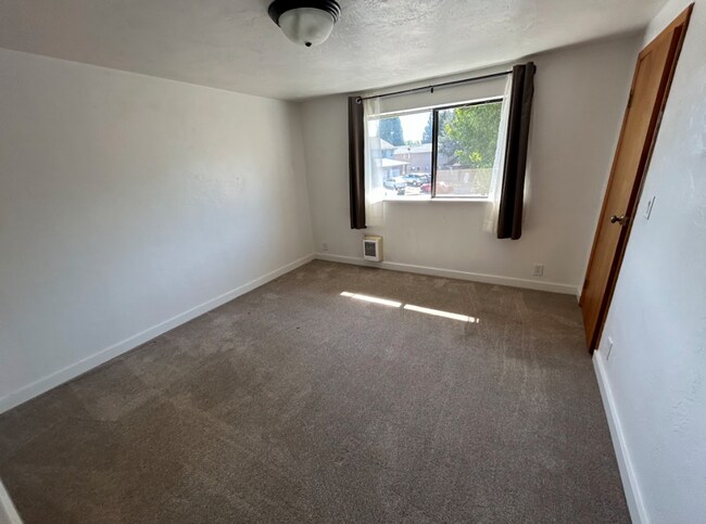Foto del edificio - 658-660 Oakdale Ave.