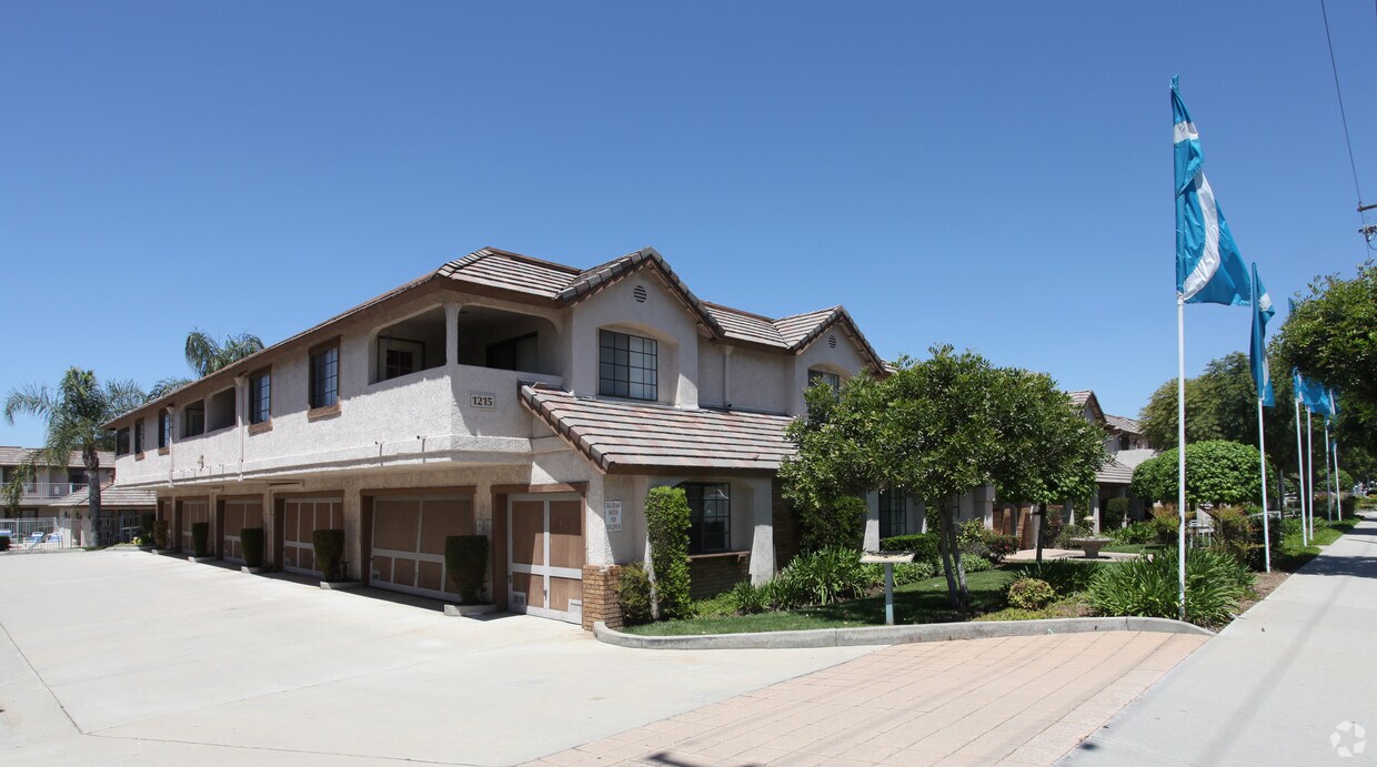 Foto del edificio - Charter Oaks