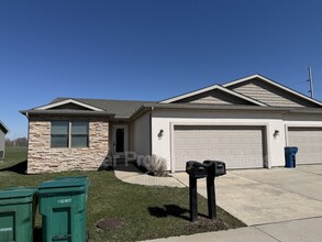 Building Photo - 1218 Hawthorn Ct