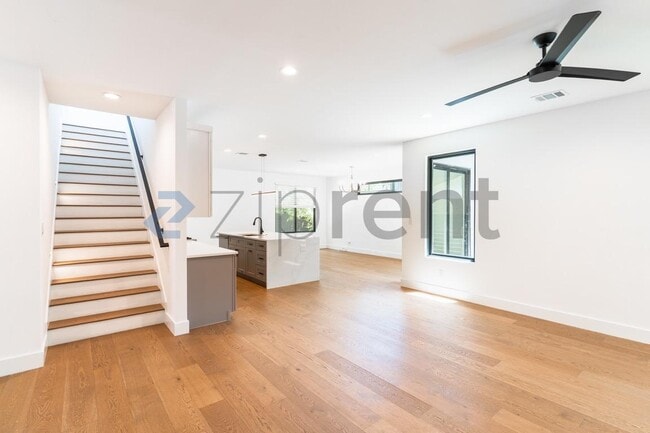 Building Photo - Unit