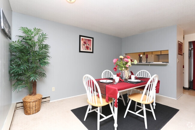3 Large, 1BA - Dining Area - THE QUADS APARTMENTS