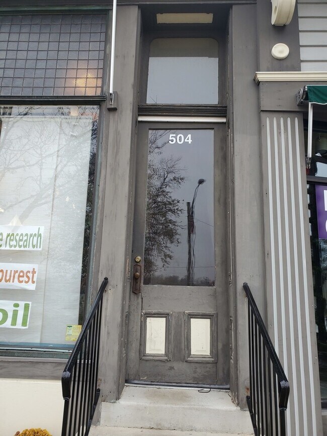 Building Photo - 504 N Seymour Ave