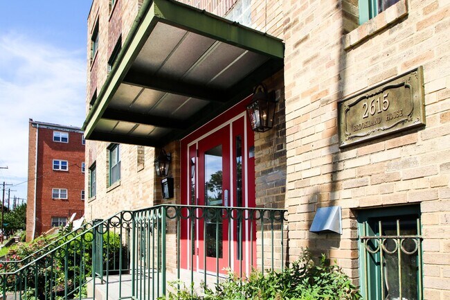 Building Photo - Cozy & bright 1 Bd/1Bth condo in Brookland House Condominium!