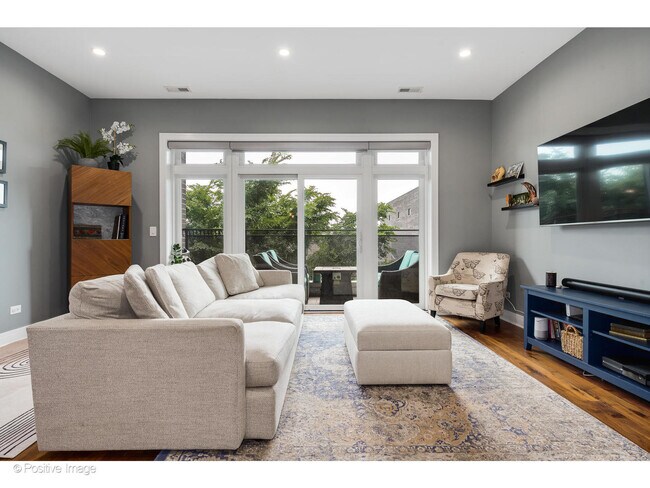 Foto del edificio - 2618 W Fullerton Ave