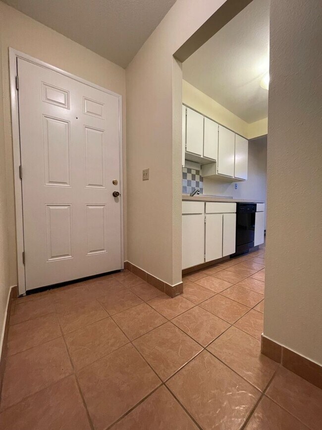 Foto del edificio - Vintage Upstairs 2 Bedroom With Patio In Hollywood District ~ Near It All! Off Street Parking~ Pe...