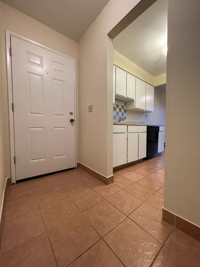 Building Photo - Vintage Upstairs 2 Bedroom With Patio In Hollywood District ~ Near It All! Off Street Parking~ Pe...