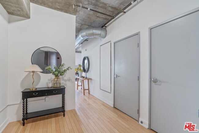 Foto del edificio - 645 W 9th St