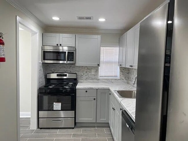 Foto del edificio - NEWLY REBUILT ONE LEVEL LIVING SPACE