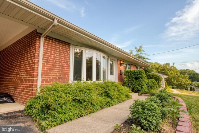 Building Photo - 210 Patrick St SW