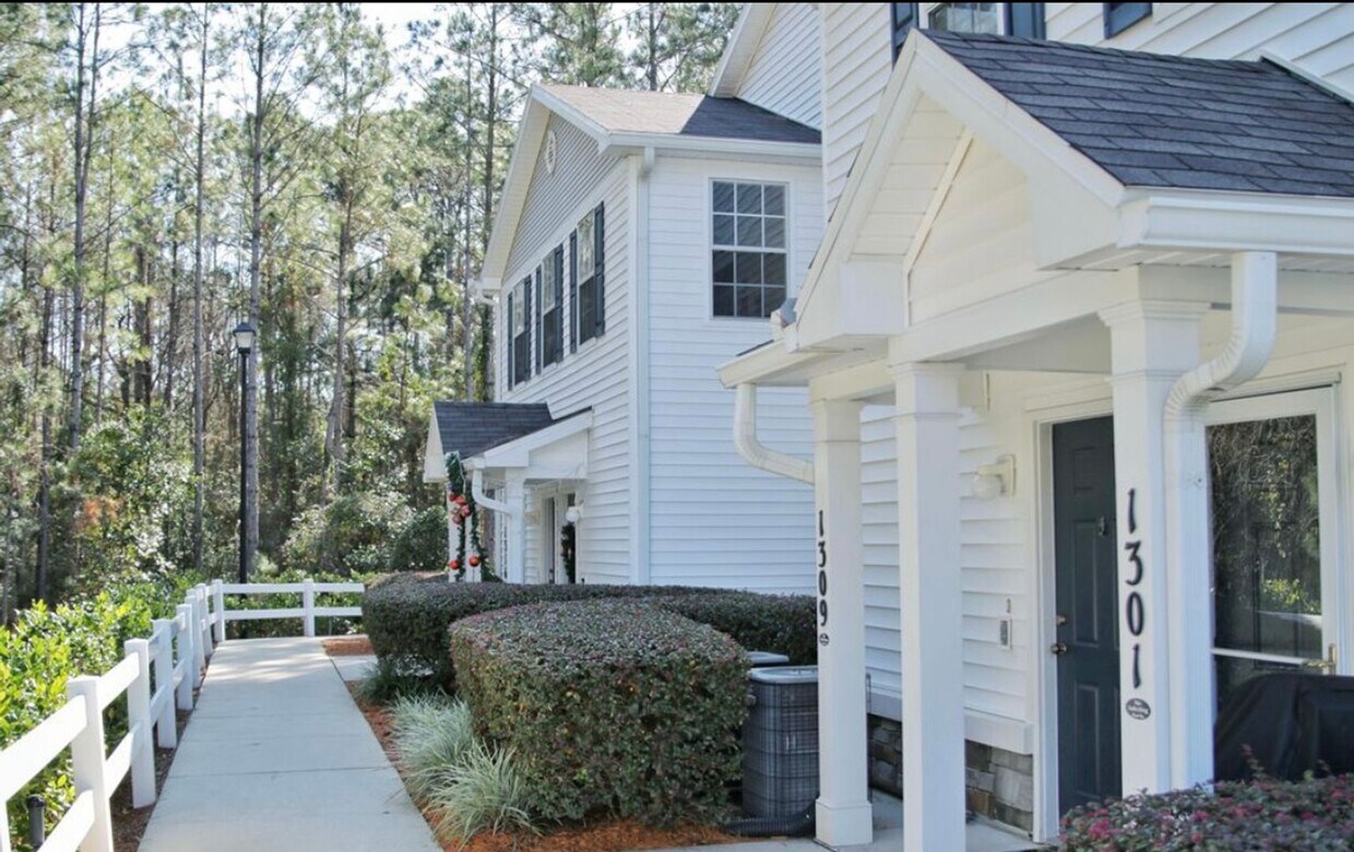 Foto principal - 2 Bed 2 Bath Condo with Amenities In Oakleaf Plantation!