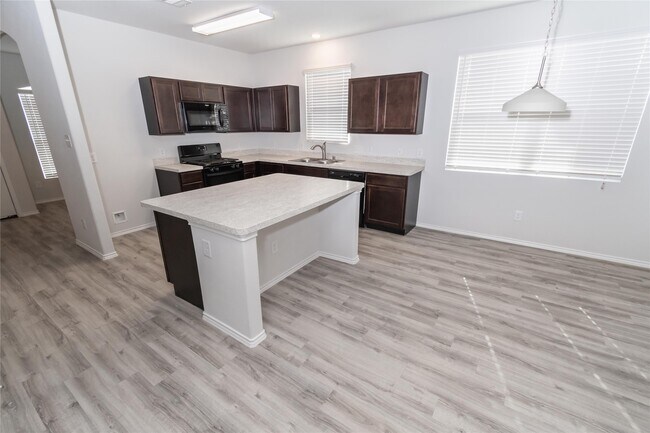 Foto del edificio - 21630 Tea Tree Olive Pl