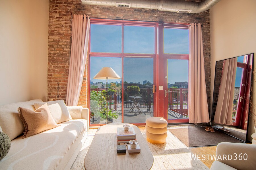 Foto principal - 1061 W 16th St
