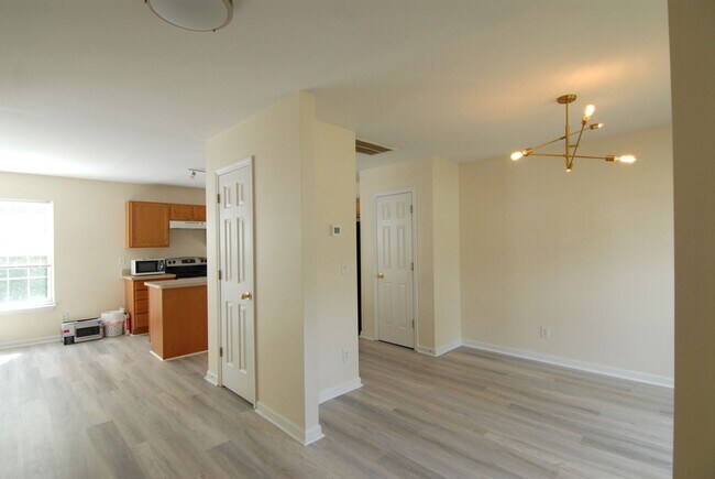 Building Photo - Spacious 4 bedroom 2.5 bath with 2 car gar...