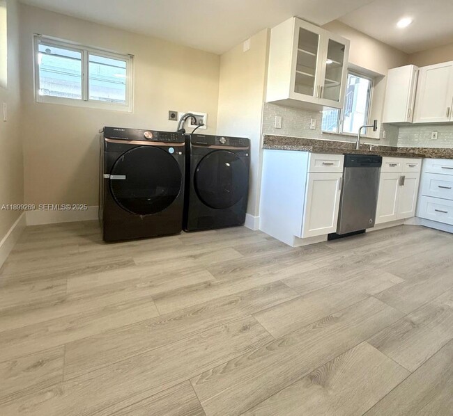 Building Photo - 716 NE 7th St