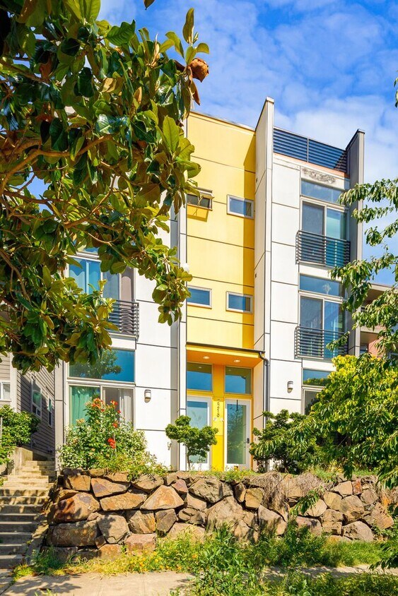 Primary Photo - Eastlake Townhouse with Rooftop Deck/Views...