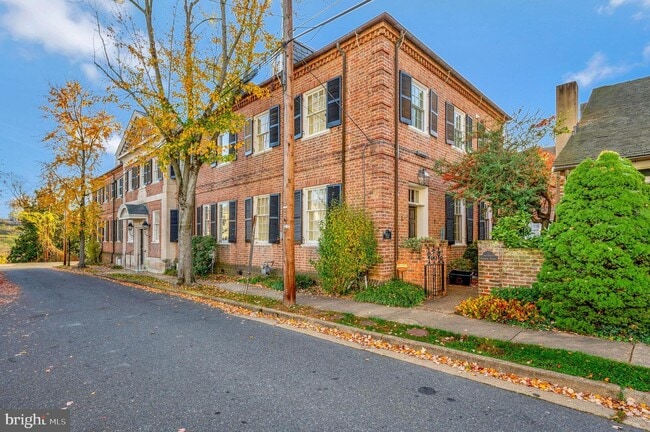 Building Photo - 1220 Sophia St