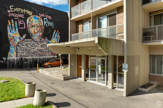 Entrance - 266 Sherbourne St