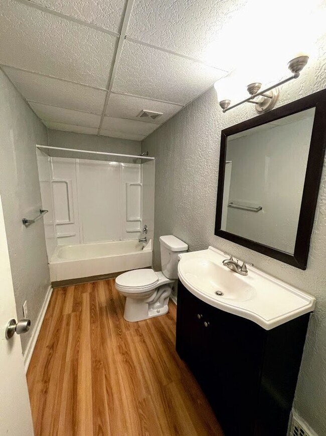 Foto del edificio - 244 Hazelwood Ave