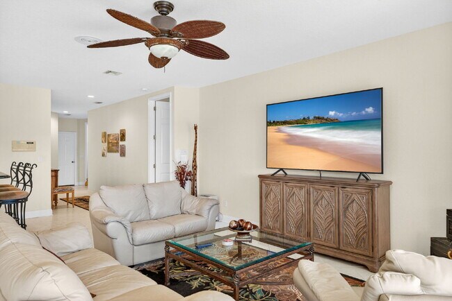 Foto del edificio - This 2 bedroom plus den, 2 bath condo with a one car garage offers expansive golf course and lake...