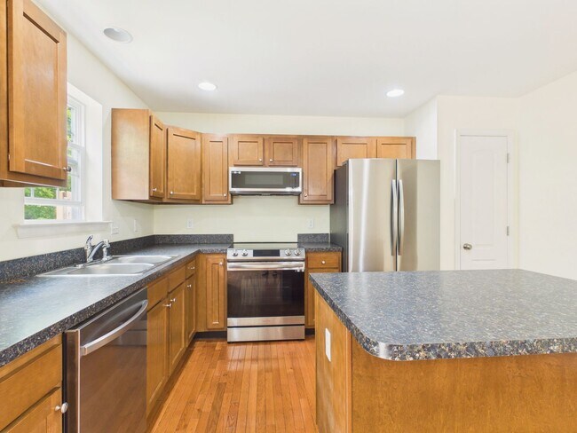 Foto del edificio - Spacious Townhouse on Mapleton Blvd.