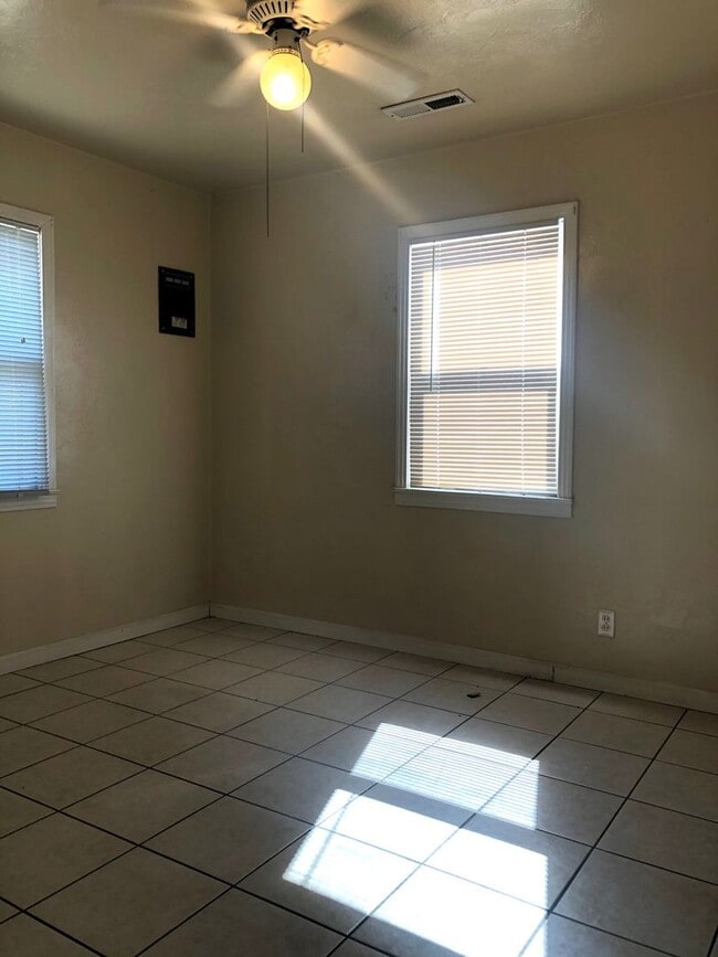 Building Photo - Charming home in center of town