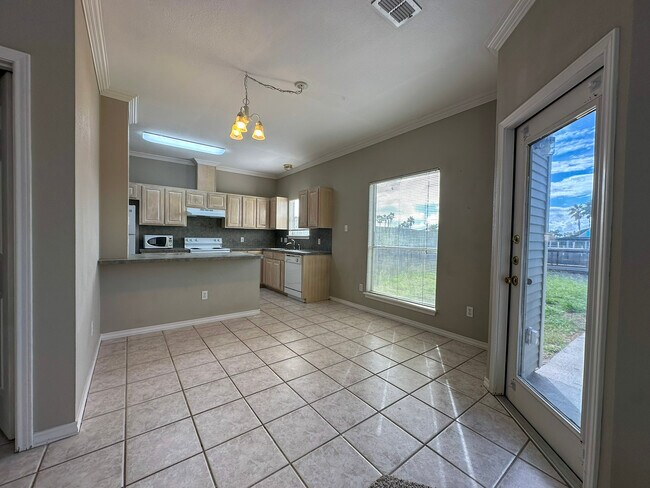 Foto del edificio - 15341 Cruiser St