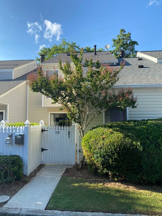 Building Photo - 1131 Roselawn Ln SE