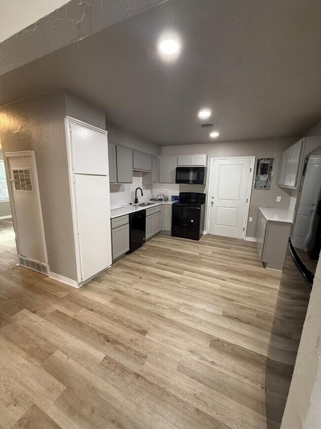 Photo - 4 Bed 1 Bath Home Available For Lease!