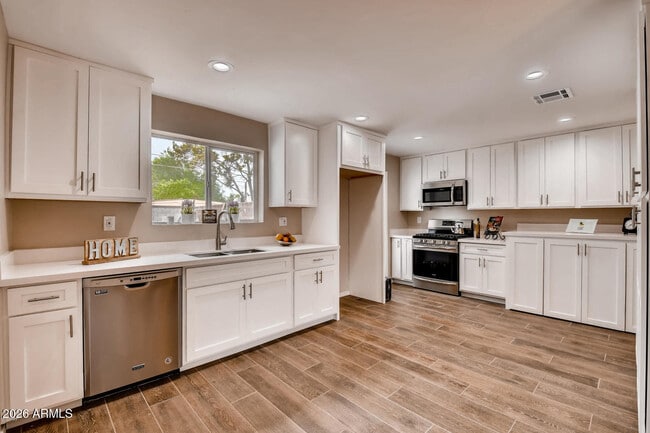 Foto del edificio - 1806 E Don Carlos