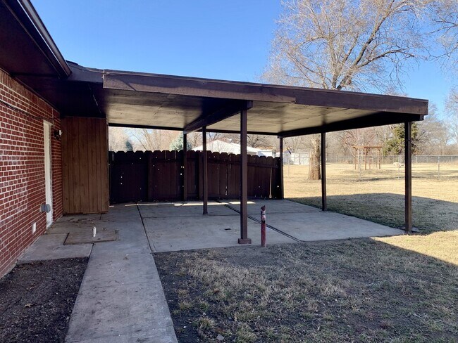 Building Photo - 5762 N Armstrong