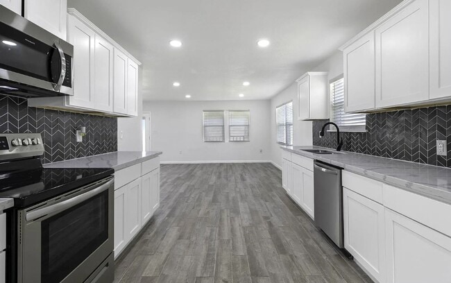 Building Photo - 810 W Cattle Dr