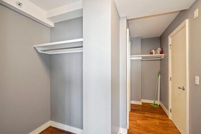 Foto del edificio - Available Now! Electric, Gas and Water included in Rent! Spacious Studio in an Amenity Rich Build...