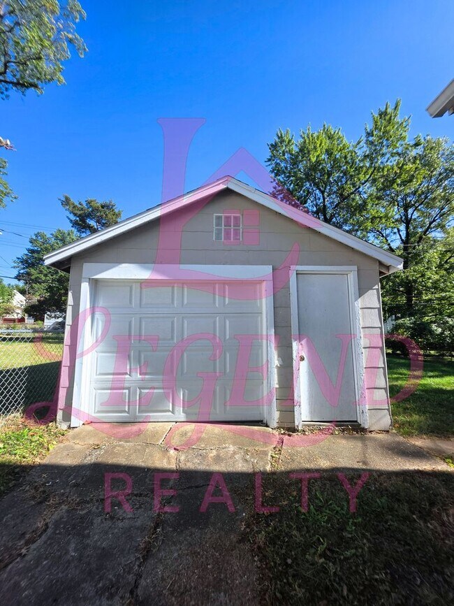 Building Photo - Charming 3-Bedroom 1.5 Bathroom Home in Ha...
