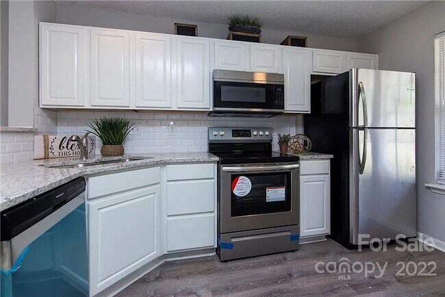 Building Photo - Charming 2BR Townhome in Charlotte