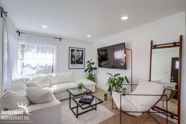 Foto del edificio - Beautifully Remodeled 4Bdm 2Ba Home with Detached Room/Gym Home in Talmadge Neighborhood.